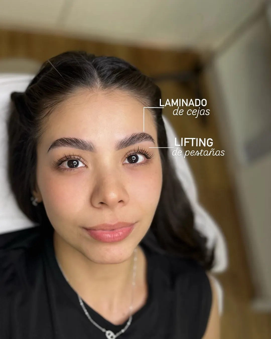 Clienta con lifting de pestañas y laminado de cejas, con ambos tratamientos señalados junto al rostro