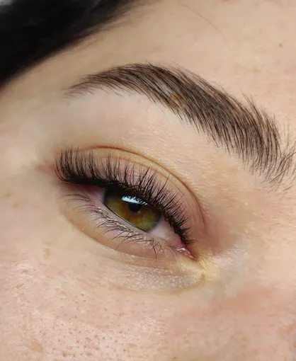 Ojo con extensiones semi tupidas y ceja laminada y perfilada