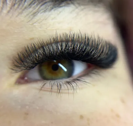Ojo verde con extensiones de pestañas efecto griego, línea plena y oscura