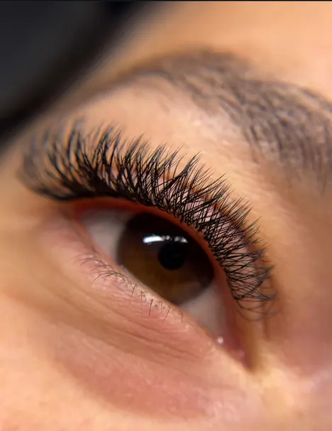 Ojo marrón con extensiones de pestañas efecto hawaiano, volumen con puntas definidas