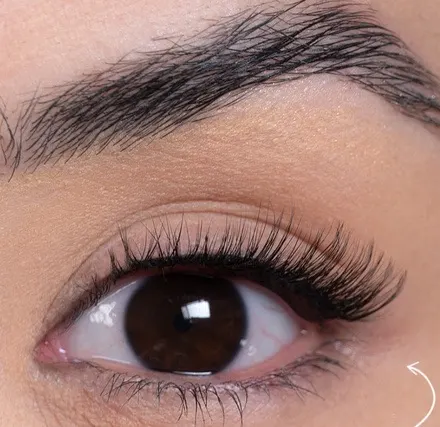 Ojo marrón con pestañas postizas efecto extensiones y ceja definida