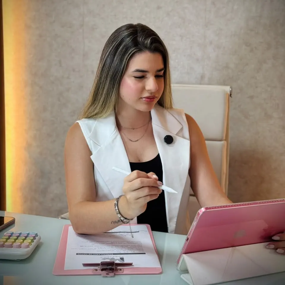 Sol Cristaldo en su escritorio, tomando notas en una ficha de clienta